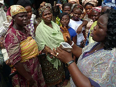 Foto van een vrouw die voorlichting geeft over het vrouwencondoom.