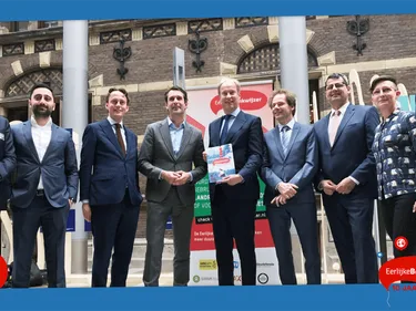 Eerlijke bankwijzer overhandiging boek