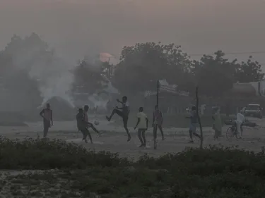 Kinderen voetballen in Nigeria.