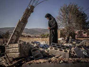 Ruba in de ravage van haar verwoeste huis