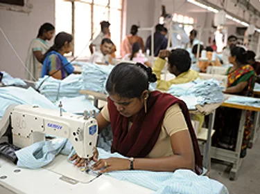 Vrouwen werken in een fabriek achter de naaimachine.