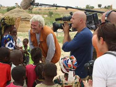 Ernst Daniël Smid praat met kinderen in Niger terwijl hij wordt gefilmd.