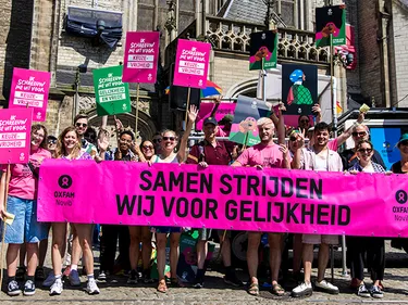 Pride-demonstranten met een spandoek met daarop de tekst "samen strijden wij voor gelijkheid'