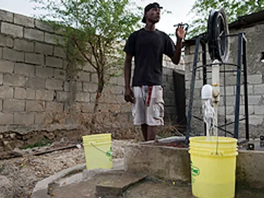 Oxfam plaatst waterpompen in de stad Artibonite.