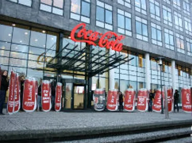 Foto van de stunt bij het hoofdkantoor van Coca-Cola Nederland.