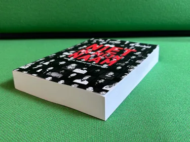 Boek "Niet in mijn naam" met handtekeningen van de petitie ondertekenaars van Gaza op een Groen stoffen bank