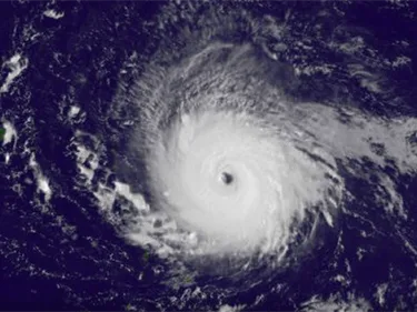 Satellietbeeld van een orkaan boven zee.