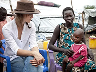 Keira Knightley praat met een kind in Zuid Sudan