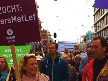 Demonstratie met borden. Tekst op een bord is: Gezocht #LeidersMetLef