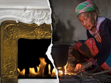 Een dure open haard. Ernaast een foto van een oudere vrouw bij een vuur van sprokkelhout.