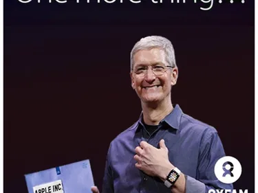 Apple CEO Tim Cook houdt een blauwe Belastingdienst envelop vast. Achter hem staat de tekst: One more thing...
