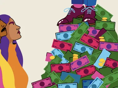 Een groep mensen kijkt op tegen een berg geld waarop 1 persoon staat van wie je alleen de schoenen ziet