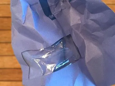 Een verfrommelde belastingenvelop.