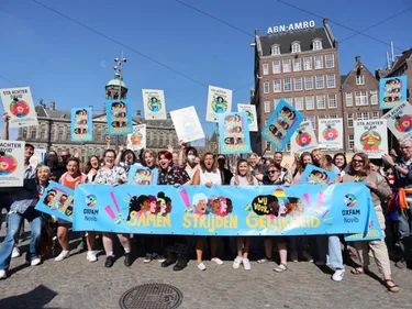 Demonstranten met spandoeken met de tekst: Samen strijden voor gelijkheid.