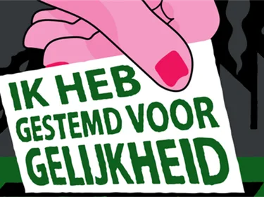 Tekening van een hand die een stembiljet vasthoudt met de tekst: Ik heb gestemd voor gelijkheid