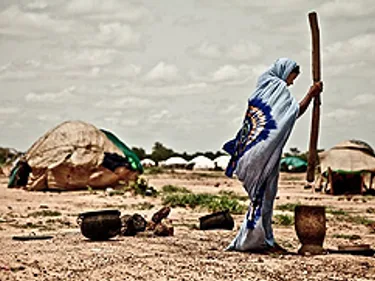 Een vrouw in een tentenkamp in Mali.