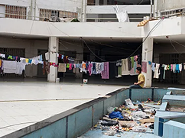 Vuilnis stapelt zich op bij een winkelcentrum in Al Koura, Libanon.