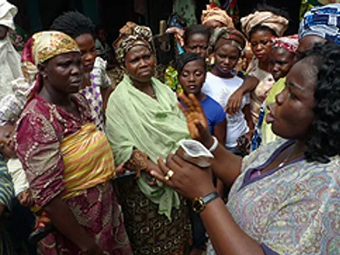 Een groep Afrikaanse vrouwen in gesprek/