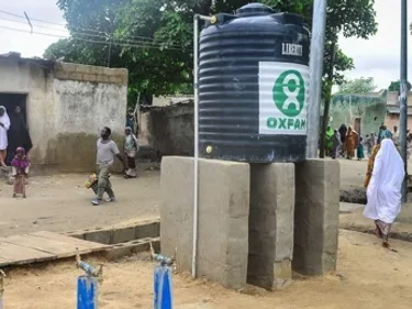 Een watertank met het Oxfam logo.