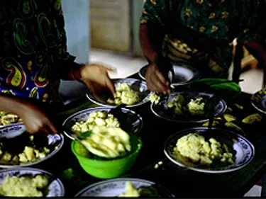 Pannen met voedsel. Twee mensen scheppen op.