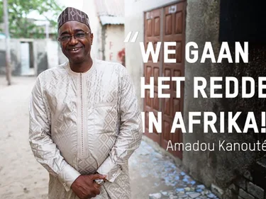 Foto van Amadou Kanouté in een straat.