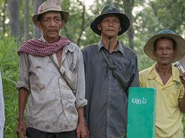 Foto van mannen op een rij in Cambodja.