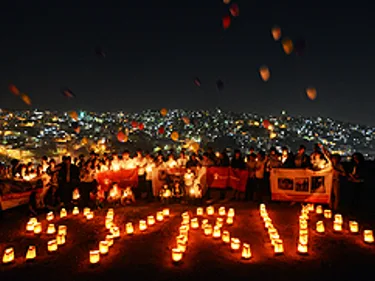 Foto van kaarsjes die samen het woord 'Syria' vormen.