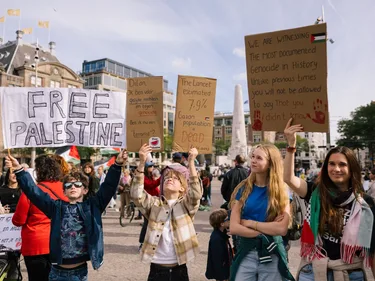 Demonstranten met 'Free Palestine'-borden