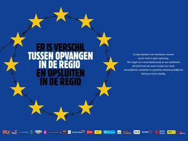 Vlag van de EU met prikkeldraad tussen de sterren en de tekst 'Er is verschil tussen opvangen in de regio en opsluiten in de regio'.