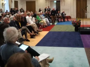 Bezoekers van de PvdA-bijeenkomst in de Oude Zaal van de Tweede Kamer