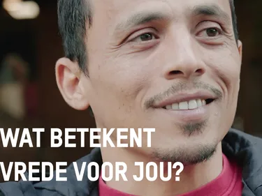 Foto van restauranthouder Fahad met de tekst 'Wat betekent vrede voor jou?'