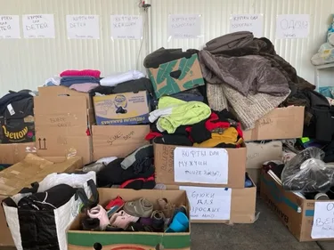 Foto van kleding die aan de grens is verzameld voor Oekraïense vluchtelingen.