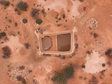 Opgedroogde waterbron in Somalië, van bovenaf gefotografeerd.