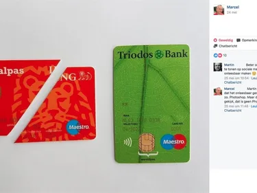 Foto van een door in tweeën geknipte ING-betaalpas en daarnaast een hele betaalpas van de Triodos Bank.