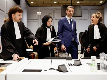 Michiel Servaes en de advocaten van de F-35 rechtszaak in de rechtbank