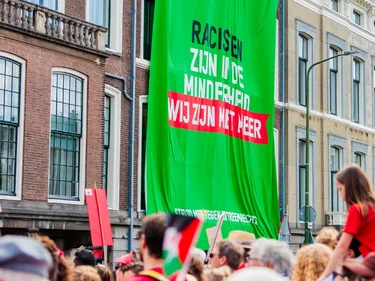 Wij zijn met meer racisten banner rode lijn