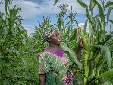 Boerin Hellen kijkt tevreden naar haar oogst