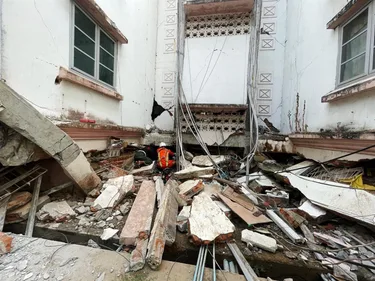 Reddingwerkers zoeken eind maart naar mensen onder het puin in de hoofdstad Naypyidaw.