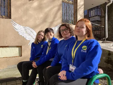 Alisa, Tetiana, Anna en Oleksandra (v.l.n.r) van onze Oekraïense partnerorganisatie Rokada, die mensen op de vlucht bijstaat.