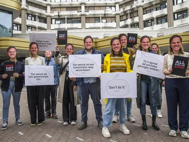 Medewerkers van hulporganisaties staan met Rutte-maskers voor en tekstballonnetjes met daarop zijn uitspraken over Rafah