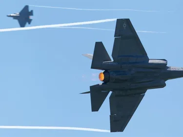 twee F-35 gevechtsvliegtuigen