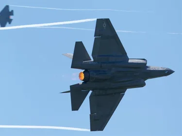 twee F-35 gevechtsvliegtuigen