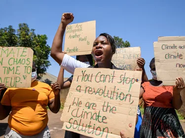 Klimaatactivist Hilda uit Uganda demonstreert voor klimaatrechtvaardigheid