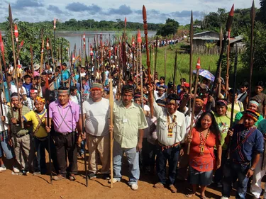 Een groep inheemse leiders in Peru met traditionele kleding