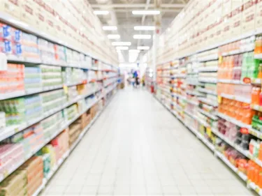 Btb wazig gangpad van de supermarkt met kleurrijke planken en onherkenbare klanten 56345 302 jpeg