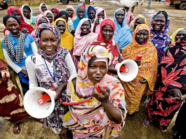 Een groep vrouwen met megafoons