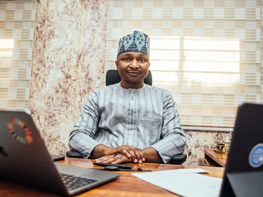 Activist Hamzat aan zijn bureau