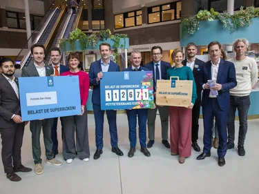 Petitie-overhandiging 'Belast de superrijken', december 2025. Foto: Arie Kievit