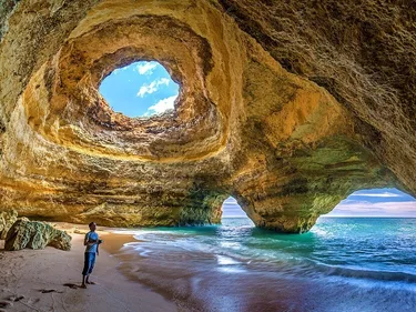 Foto van vrouw in grot in Algarve