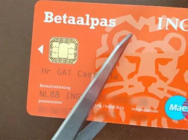 Een betaalpas van de ING wordt doorgeknipt